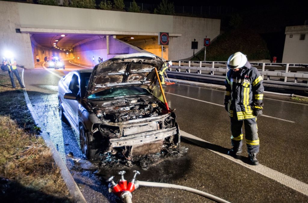 Kurz hinter dem Leutenbach Tunnel bei Winnenden brennt ein Opel komplett aus.
