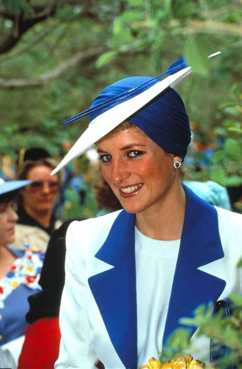 1989: Mancher Modejournalist hielt den Hut, den Prinzessin Diana bei einem Besuch in Dubai trug, für gewöhnungsbedürftig – ausgefallen war er auf jeden Fall und krönte als i-Tüpfelchen ein weiß-blaues Kostüm von Catherine Walker.