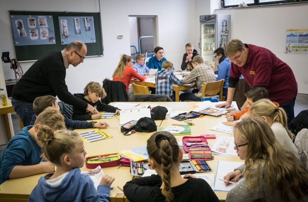 Bereichslehrer Michael Widmann kümmert sich mit einem Team um die individuelle Förderung der Schaustellerkinder auf dem Stuttgarter Frühlingsfest.