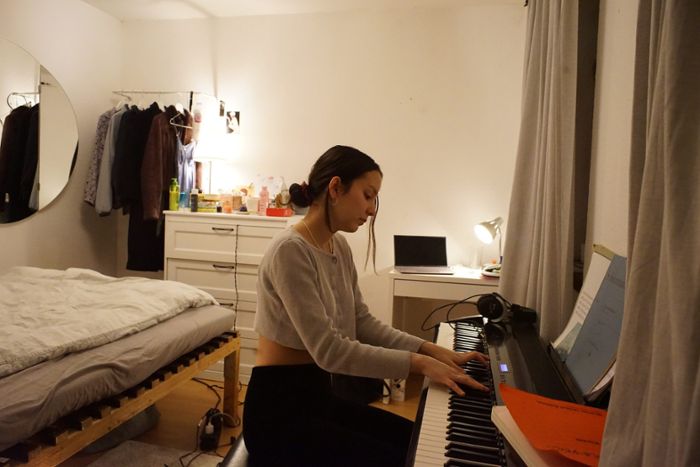 Saki übt meistens an der Hochschule – dort kann sie am Flügel spielen. Aber manchmal muss das E-Piano in ihrem WG-Zimmer reichen.