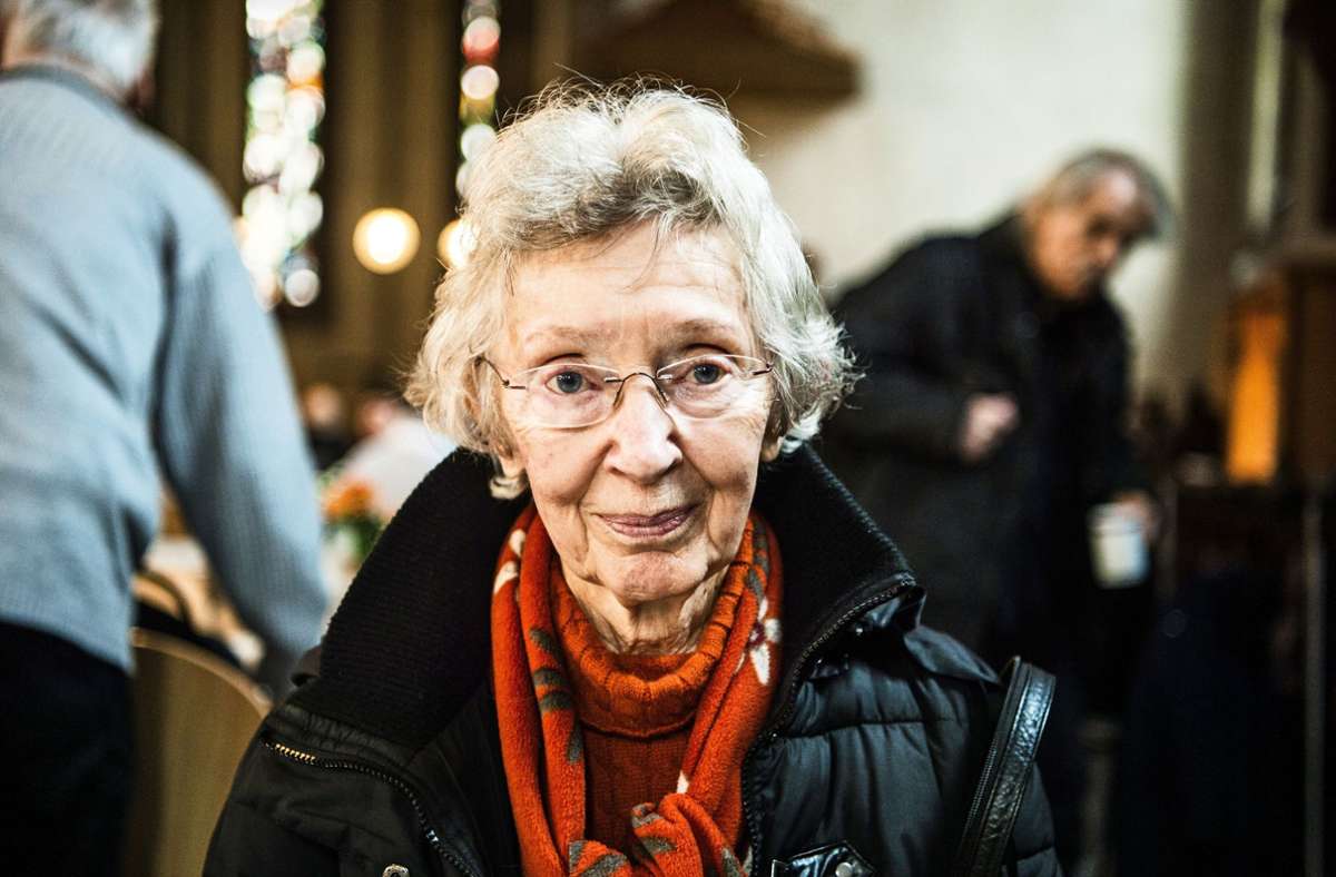„Ich musste einfach mal schauen, wer noch alles da ist.“ Katharina Schlesak (77) war die Jahre zuvor ehrenamtliche Helferin in der Vesperkirche. Dieses Jahr kommt sie als Besucherin, weil sie keinen Termin zum Helfen bekommen hat. Sie will sehen, ob sie noch jemanden kennt.