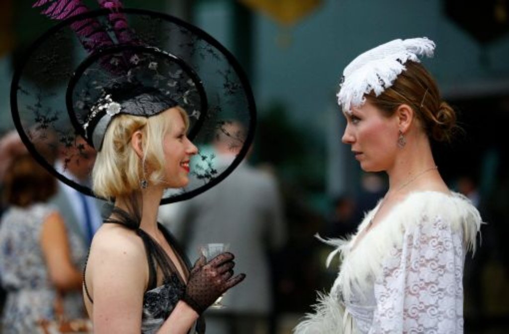 An diesem Tag ist es für die weiblichen Besucher Tradition, mit ausgefallener Kopfbedeckung zu erscheinen.