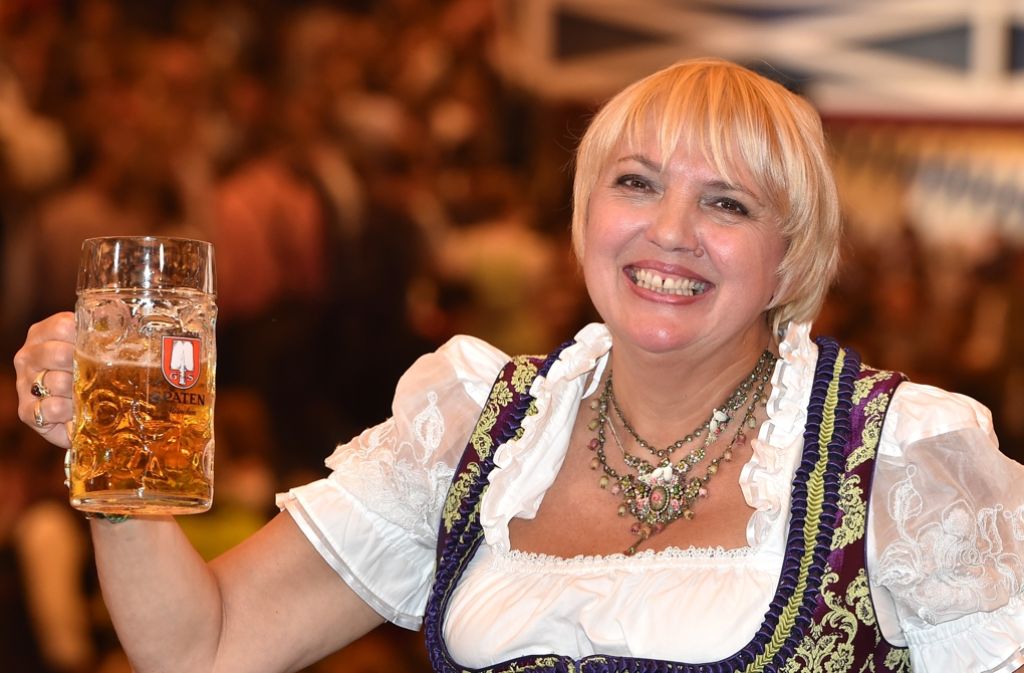 Grünen-Politikerin Claudia Roth feierte bereits am ersten Abend im Schottenhamelzelt.