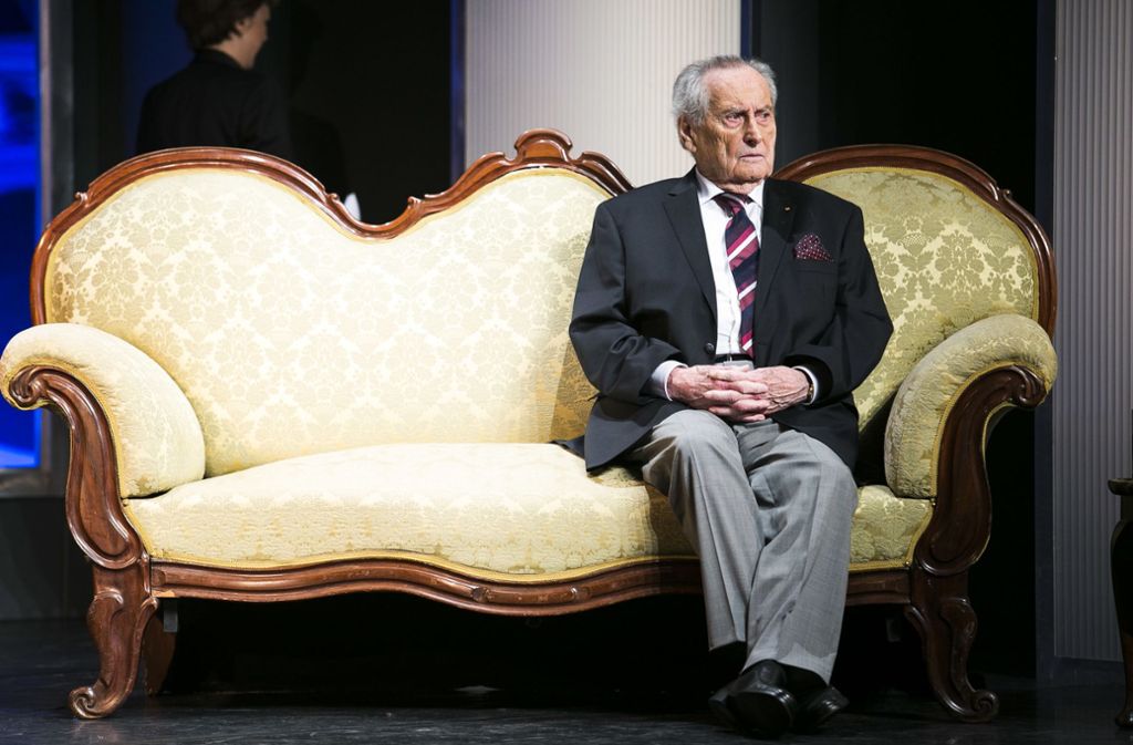 Auf dem Sofa bei seinem 90. Geburtstag in der Marquardt-Komödie.