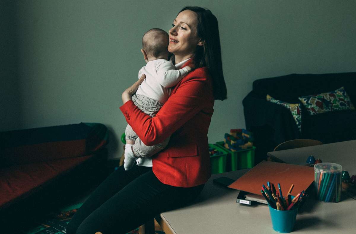 Kurze Momente des Familienglücks genießt Jasmina Hostert mit Sohn Leonard im Kinderzimmer des Bundestags.