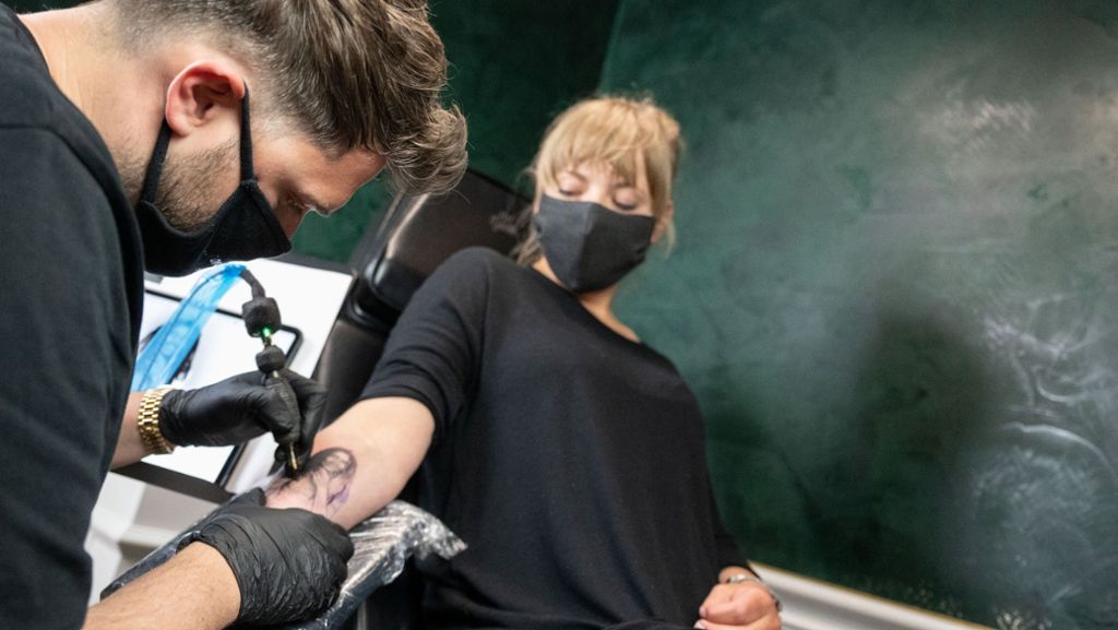 Tattoostudios in der Corona-Krise: Nach wochenlanger Pause darf wieder tätowiert werden