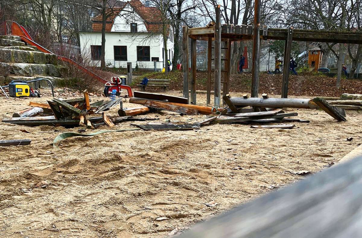 Elisabethenanlage in Stuttgart West: Den Holzkletterpark hat die Stadt bereits abgerissen. Doch wann kommt der neue Spielplatz? Foto: red