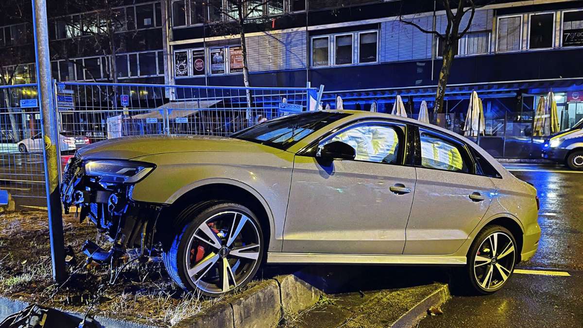  Die Verkehrspolizei beobachtet trotz der Kälte und fehlender Zuschauer immer wieder aufgemotzte Autos, die ihre Runden in Stuttgart drehen. 