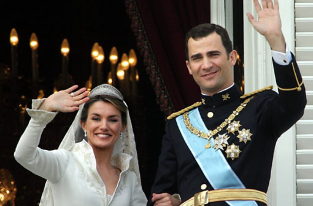 Als Letizia und Felipe im Mai 2004 vor den Altar treten, sind die Spanier dennoch begeistert: In einer Robe des Designers Manuel Pertegaz sieht die Braut einfach hinreißend aus. Nur dass es wie aus Kübeln schüttet, ist ein Wermutstropfen.