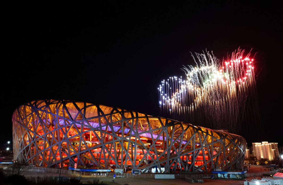 Die olympischen Ringe im Nachthimmel von Peking: Mit einer aufwendigen Zeremonie wurden die Winterspiele in China eröffnet.