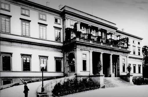 Im Jahr 1904, als dieses Foto gemacht worden ist, lebte Wilhelm II. noch in dem Palais – aus diesem Grund patrouillierte auch ein Wachsoldat vor dem Gebäude. Foto: Archiv