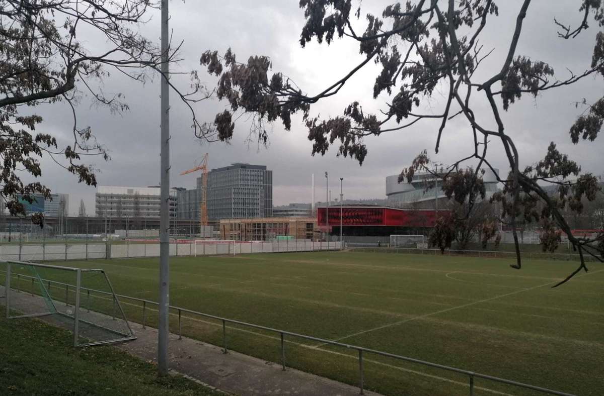 Die Halle fügt sich in das Trainingszentrum des VfB ein.