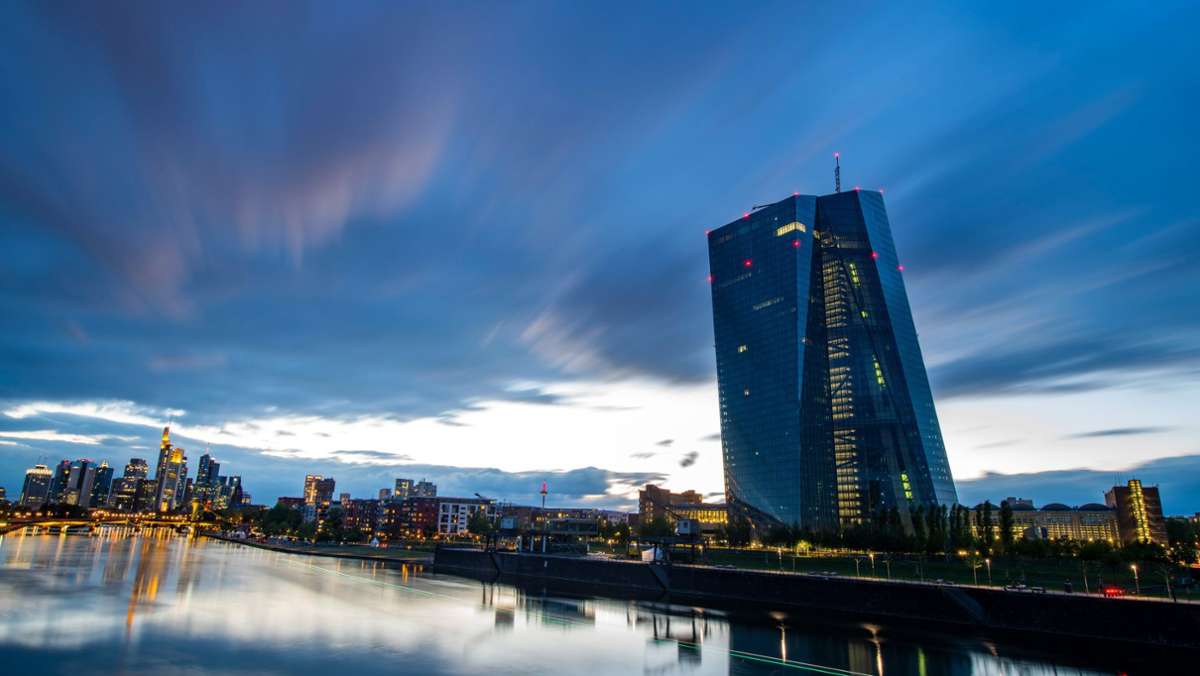  Die Europäische Zentralbank (EZB) legt die Latte für Zinserhöhungen unnötig hoch, findet Wirtschaftsredakteurin Barbara Schäder. 