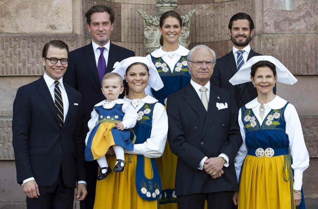 Prinz Daniel (v.l.), Christopher O’Neill, Prinzessin Estelle, Kronprinzessin Victoria, Prinzessin Madeleine, König Carl Gustaf, Prinz Carl Philip und Königin Silvia posieren für ein Familienfoto in Stockholm.