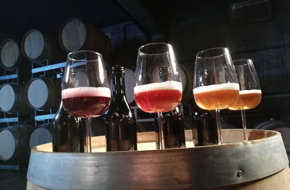 Im Glas schäumt das dreifach vergorene Getränk wie Bier, die rote Sorte Regent sorgt für die dunklere Farbe (links).