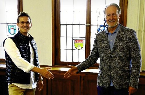 Fabian Schulz (links) und Oberbürgermeister  Roland Klenk  freuen sich auf den Hand-in-Hand-Spendenlauf. Foto: Pauline Strempel
