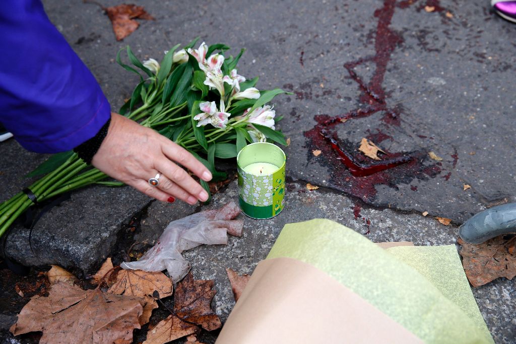 Bürger legen Blumen an den Anschlagsorten in Paris nieder.