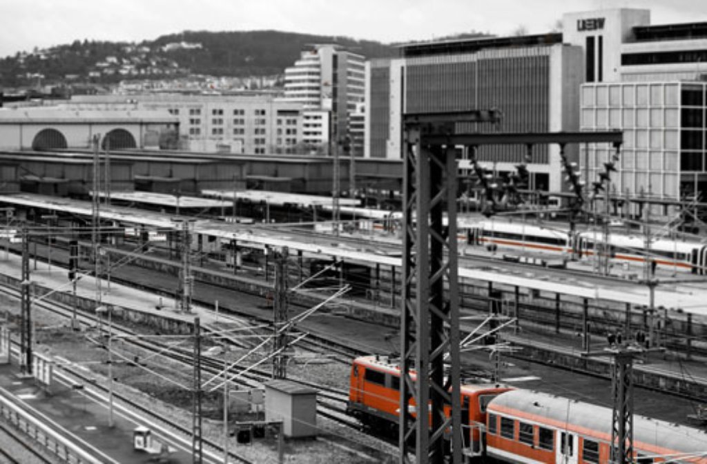 ... die Züge, die den Stuttgarter Bahnhof ansteuern oder über das weitverzweigte Gleisbett ...