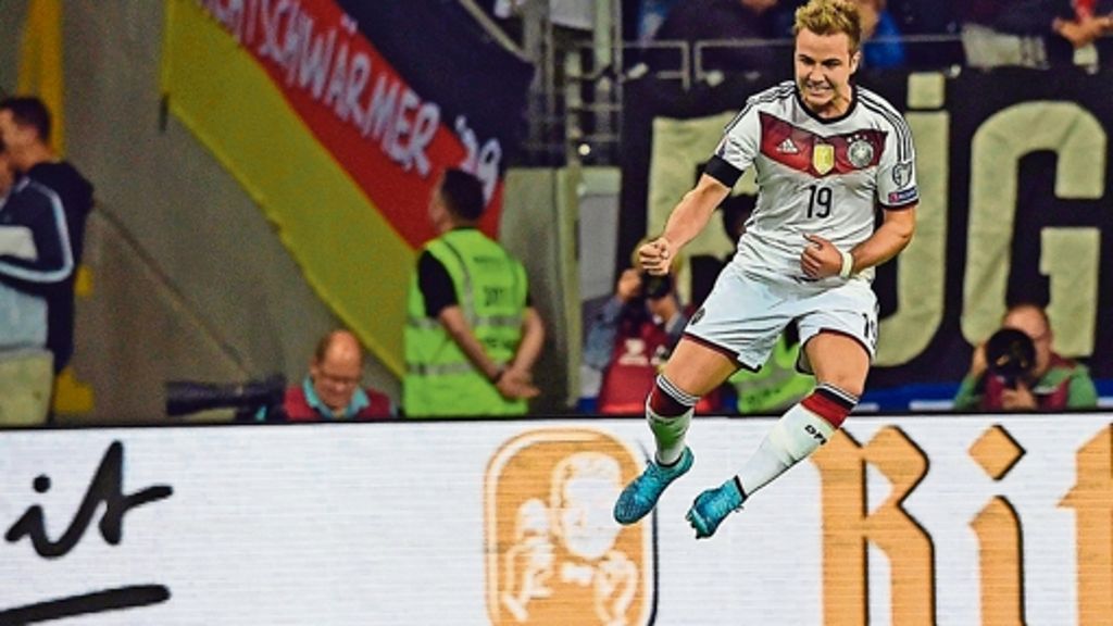  Die deutsche Fußball-Nationalmannschaft hat das Tor zur EM 2016 weit aufgestoßen. Mit dem 3:1-Sieg gegen Polen übernimmt das Team von Bundestrainer Joachim Löw die Tabellenspitze in der Qualifikationsgruppe D. 