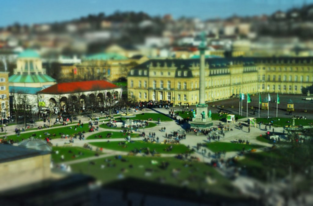 Der Schlossplatz - der größte und schönste Platz im Zentrum Stuttgarts - erscheint mit seiner barocken Parkanlage, dem prunkvollen Schloss ...