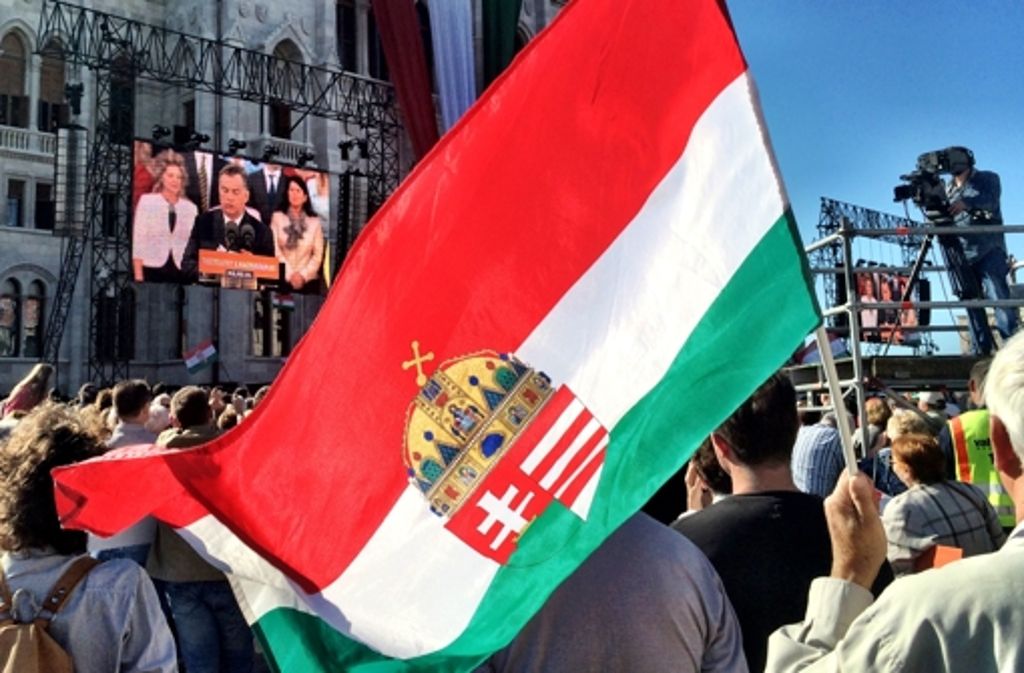 In Ungarn feiern die Anhänger von Victor Orban seine Vereidigung des Premierministers. Auf dem Platz vor dem Parlament haben sich dazu mehrere Tausend Menschen versammelt.