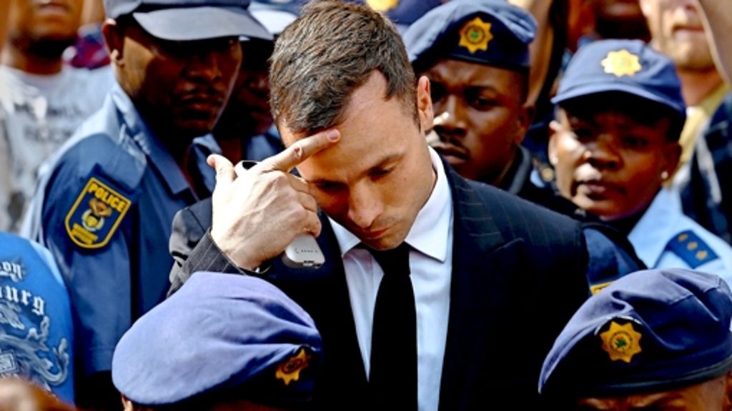 Oscar Pistorius muss wegen fahrlässiger Tötung für fünf Jahre in Haft. Seine Familie und die Eltern der getöteten Reeva Steenkamp begrüßen das Strafmaß. Außerhalb des Gerichtssaals gibt es aber harsche Kritik. 