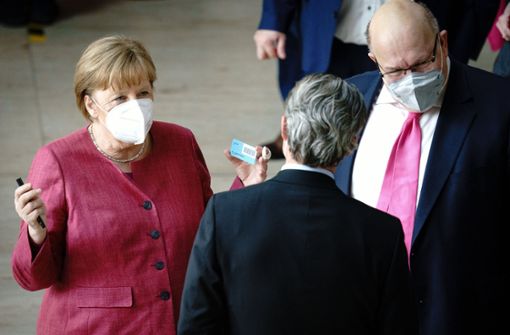 Der Bundestag (links Bundeskanzlerin Angela Merkel) hat die Corona-Notbremse beschlossen. Foto: dpa/Kay Nietfeld