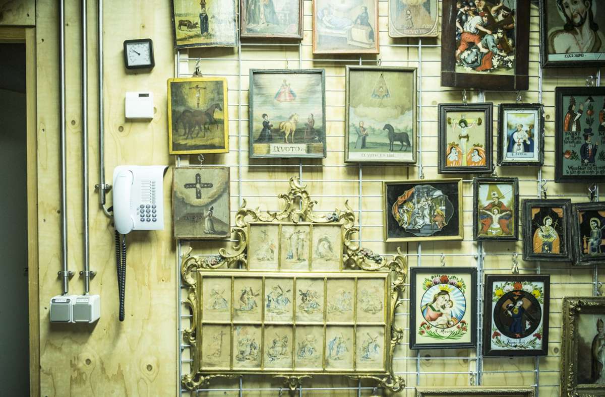 Eine Wand voller Bilder im Magazin des Diözesanmuseums.