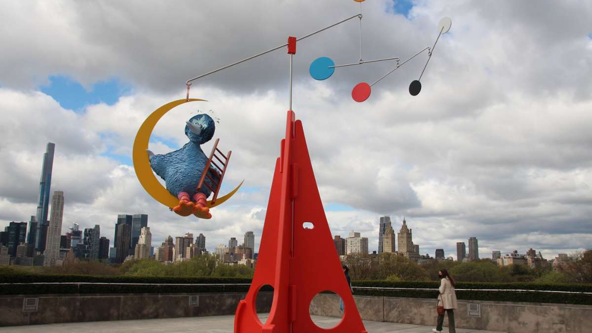 Installation auf der Met in New York: Blauer Vogel  schaukelt über Manhattan