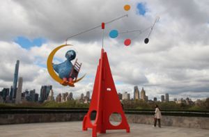 Blauer Vogel  schaukelt über Manhattan