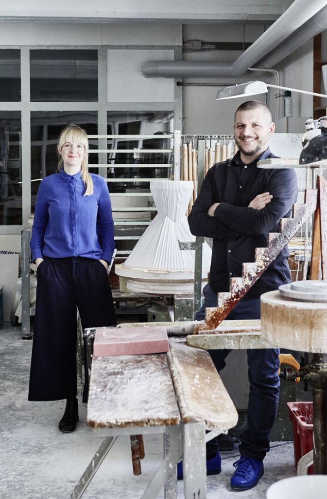 Designer in der Werkstatt: Eva Marguerre und Marcel Besau, im Hintergrund der Beistelltisch „Plisago“ für Fürstenberg.