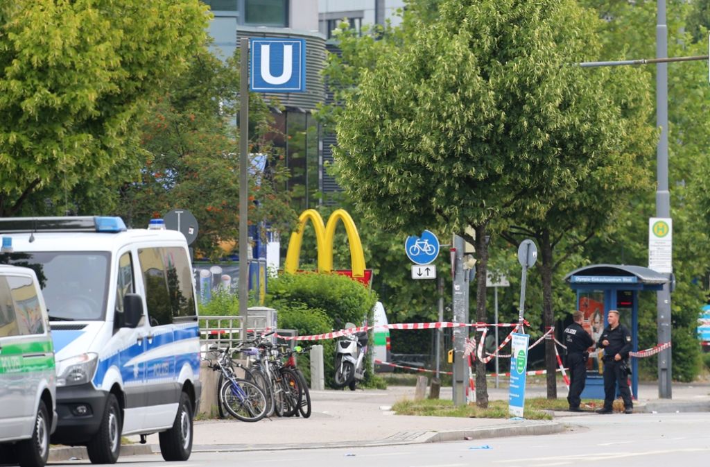 Der Tatort rund um das Schnellrestaurant und das Olympia-Einkaufszentrum bleibt weiterhin abgesperrt. Die Polizei sichert Spuren.