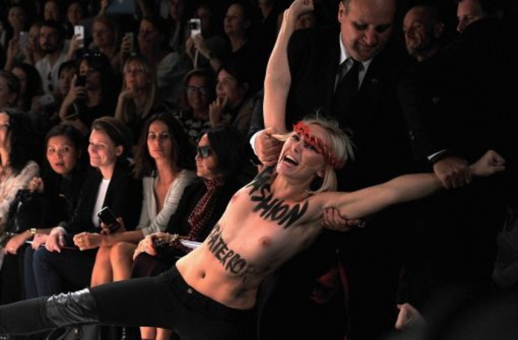 26. September 2013: Femen-Frauen protestieren auf der Pariser Fashion Week während der Schau von Nina Ricci.