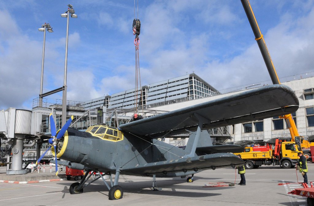 Ungewöhnlicher Kran-Transport am Stuttgarter Flughafen: Ein alter Hubschrauber und fünf Oldtimer-Flugzeuge - hier eine Antonow - werden von der Besucherterrasse gehoben, um in den nächsten Wochen restauriert zu werden.