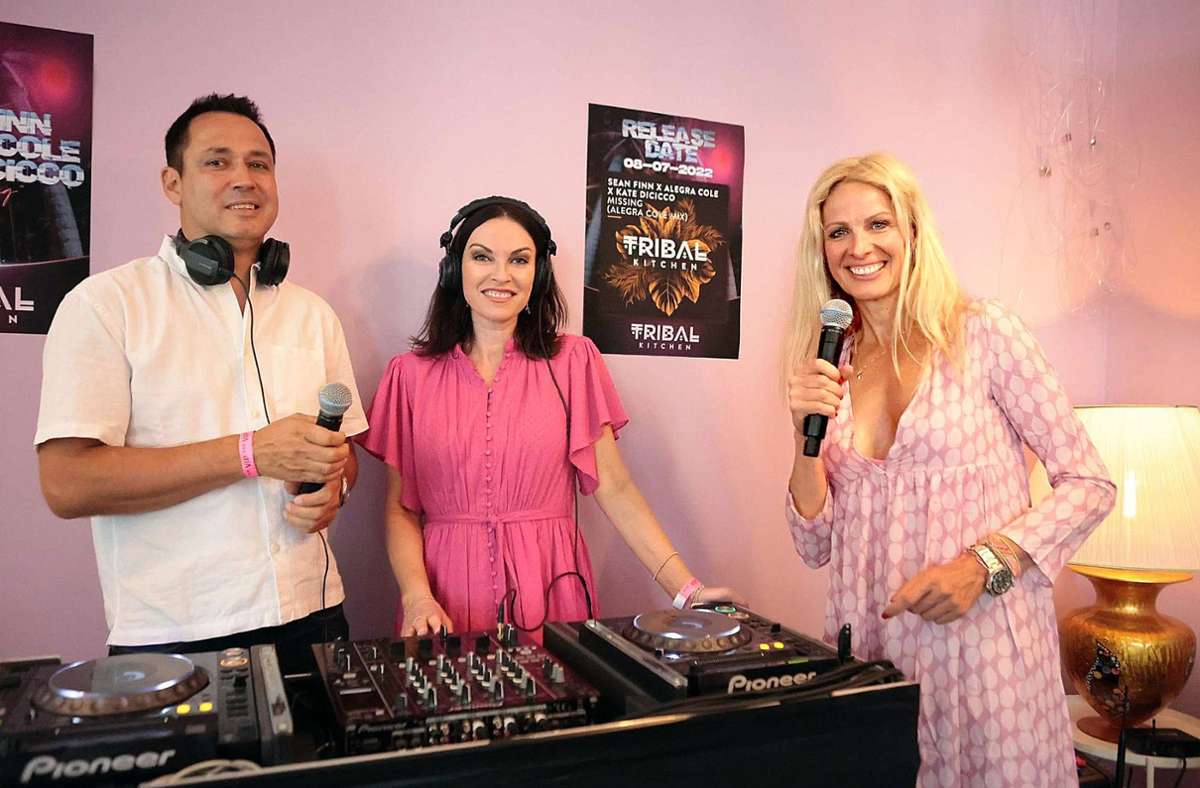 Produzent Sean Finn, DJane Alegra Cole, Moderatorin Emma von Bergenspitz (von links) bei der Release-Party für den Song „Missing“