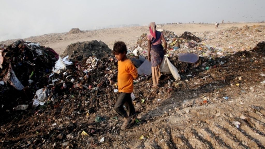 Indien scheint am Abfall zu ersticken, nur langsam setzt sich das Wiederverwerten durch. Gerade Elektronikschrott bringt Rupien, die Entsorgungsindustrie blüht langsam auf. Oftmals sind es Kinder, die als Müllpicker ihren Familien die Existenz sichern. 