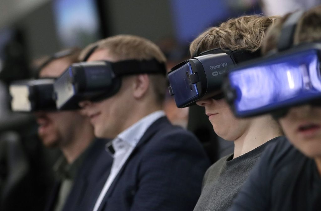 Bebrillt: Am Samsung-Stand schauen die Besucher gebannt in virtuelle Welten.