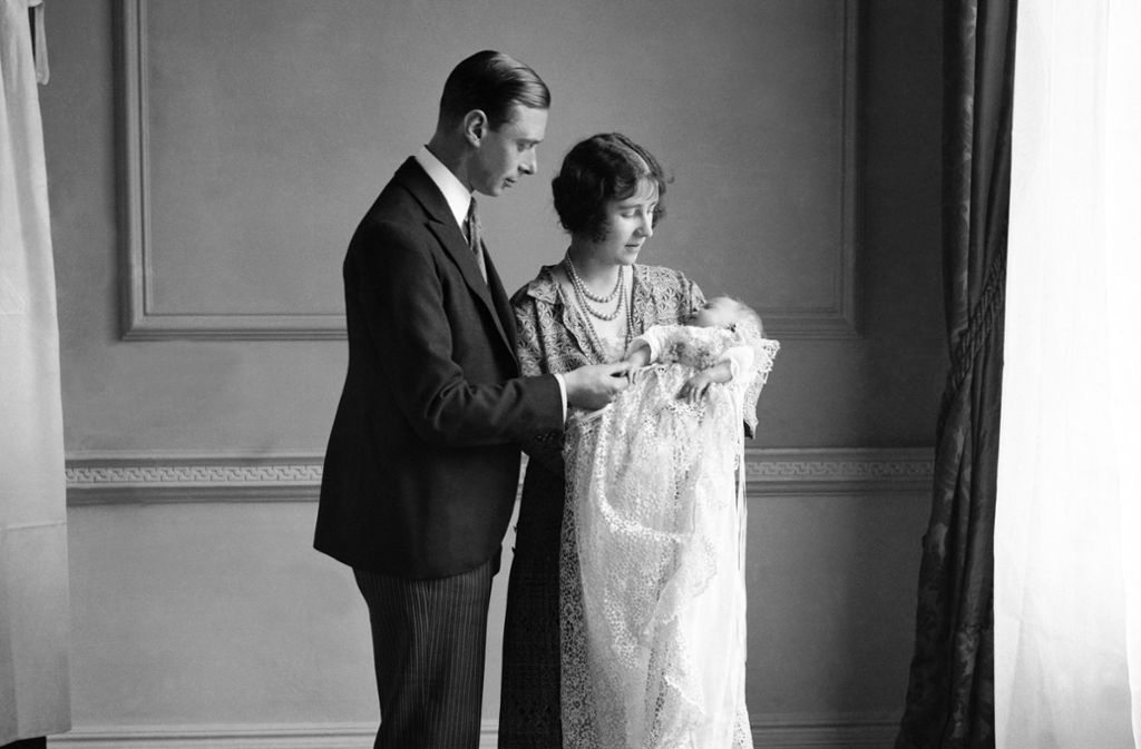 1926 kommt Elizabeth in London zur Welt - und niemand kann damals ahnen, dass die kleine Prinzessin einmal Königin von Großbritannien wird. Lilibet, wie die Kleine genannt wird, und ihre Schwester Margaret sind die Töchter von Lady Elizabeth Bowes-Lyon und des Windsor-Prinzen Albert, der als Zweitgeborener nicht damit rechnen kann, jemals König zu werden.