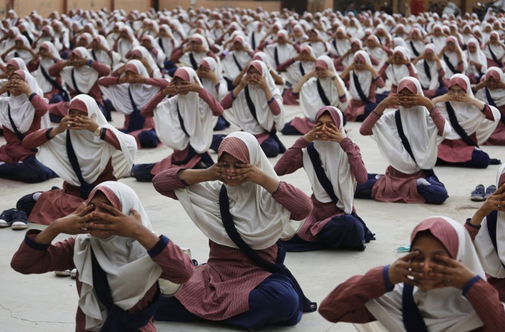 Yoga in der Schule. In Ahmadabad, Indien gehört das großen Weltyogatag dazu.
