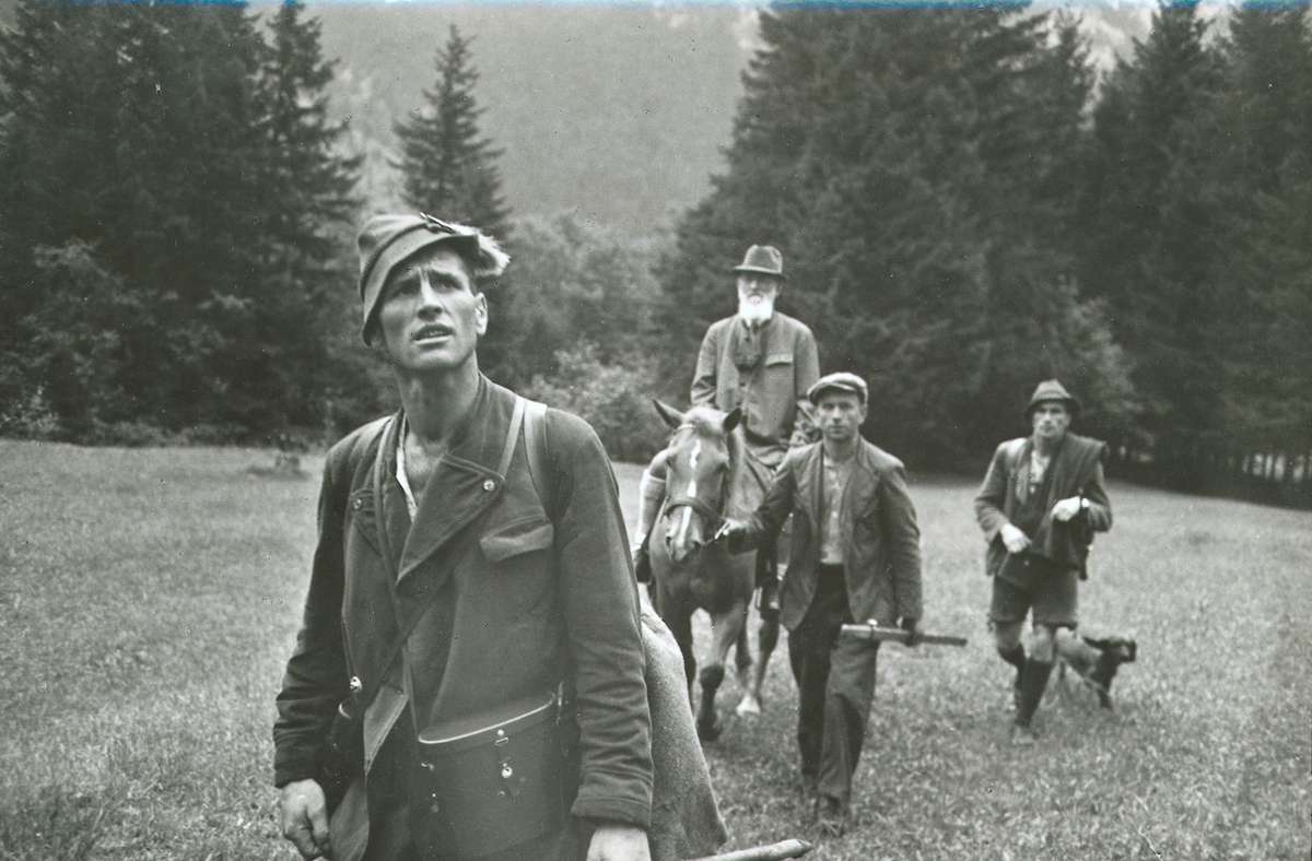 Robert Boschs Horizont endet nicht an der Werkbank. Er pflegt einen alternativen Lebensstil, neigt der Homöopathie zu, trägt gerne Wollkleidung. Das Bild zeigt ihn bei der Jagd in Pfronten im Jahr 1941.