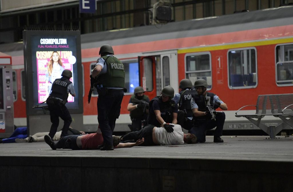 Die Polizei probt den Ernstfall: Bei der Anti-Terror-Übung am Stuttgarter Hauptbahnhof werden verschiedene Szenarien täuschend echt nachgespielt.