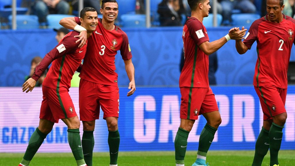  Neuseeland war für Portugal keine große Hürde. Gegen die All Whites gewinnt der Fußball-Europameister mit 4:0 und zieht angeführt vom umjubelten Ronaldo wie erwartet ins Halbfinale ein. Im ersten K.o.-Spiel beim WM-Testlauf fehlt aber Abwehrchef Pepe. 