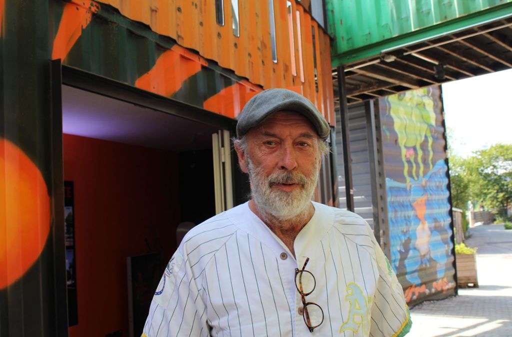 Heinz Burghard ist Pop-Art-Künstler und eine Art „Außenminister“ des Werksviertel. Wenn er nicht gerade in seinem Atelier arbeitet steht er Besuchern für Fragen zur Verfügung.