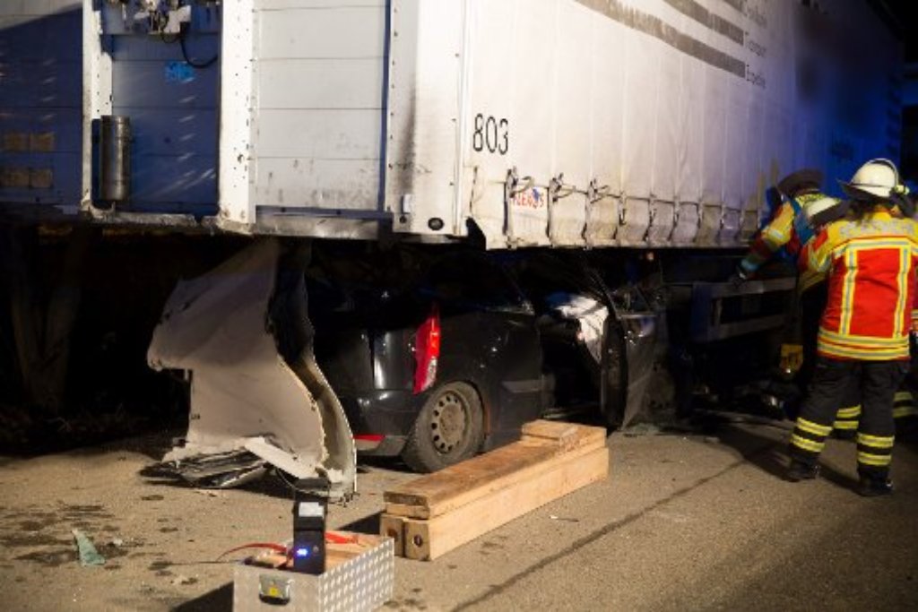 Lebensgefährliche Verletzungen erlitt ein 50-jähriger Autofahrer in Kornwestheim, als er am Dienstagmorgen in einen Sattelauflieger krachte.