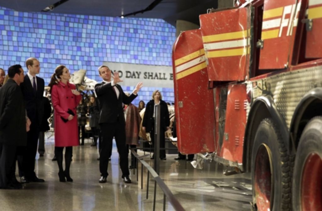 William und Kate werden vom Leiter der 9/11-Gedenkstätte, Joe Daniels, begrüßt und anschließend durch das Museum geführt, das den Angriff und seine Folgen dokumentiert.