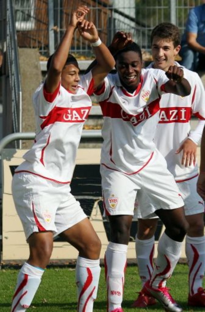 Serge Gnabry (links) im Trikot des VfB Stuttgart.