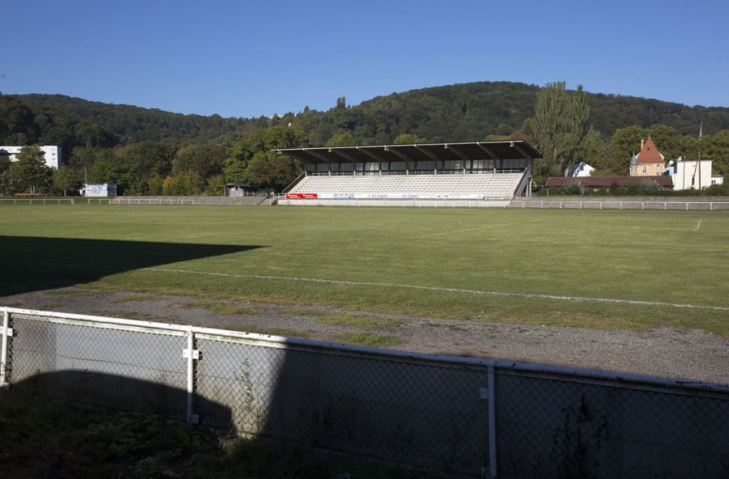 Das Eberhard-Bauer-Stadion grenzt an die Halle an.