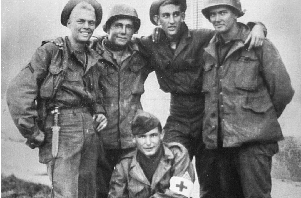 Eine Rückkehr nach Ellwangen in US-Uniform: Erich Levi (unten Bildmitte) kam als Soldat zurück in die Stadt, in der er aufgewachsen war.