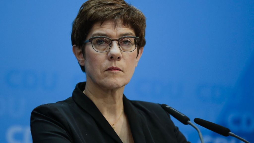  Die CDU-Vorsitzende Annegret Kramp-Karrenbauer fordert ihre Kritiker auf, beim Parteitag aus der Deckung zu kommen. Ihr droht aber noch zusätzliches Ungemach, weil der richtige Umgang mit der Linkspartei intern strittig ist. 