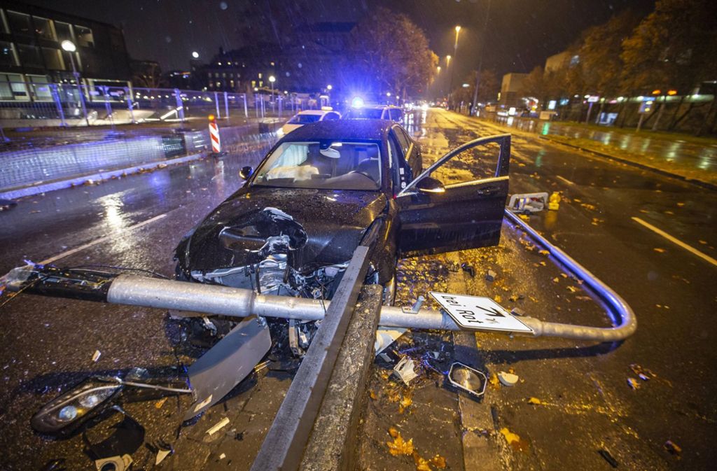 Ein 28-Jähriger ist mit seinem Wagen gegen einen Mast einer Ampel in Stuttgart gefahren.
